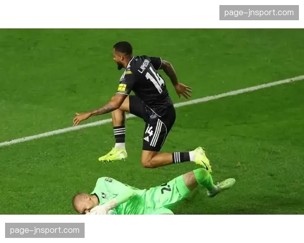 特写：点球宴客，帕尔默赛后独自加练点球直至夜幕